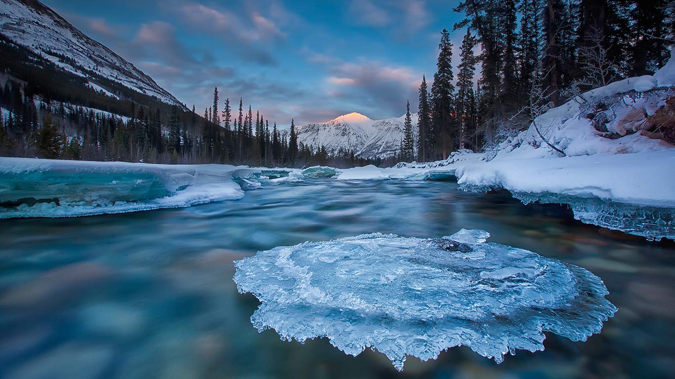 Ice-covered rock in Wheaton River, Yukon (© Robert Postma/Getty Images)(Bing Canada)