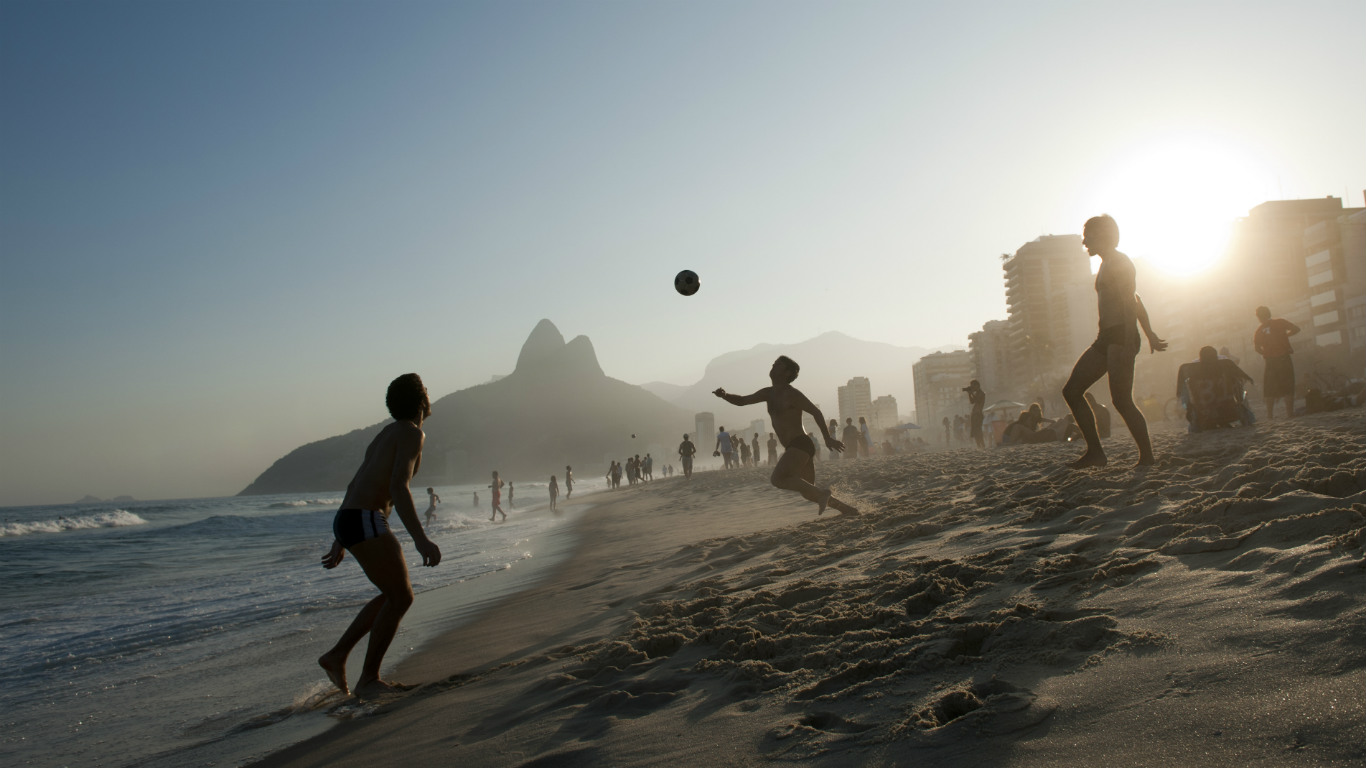 Football sur la plage de Rio de Janeiro, Brésil (© Emmanuel Aguirre/Getty Images)(Bing France)