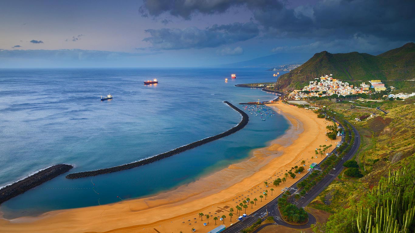 Playa de Las Teresitas at San Andrés, Tenerife (© Cornelia Doerr/age fotostock)(Bing United Kingdom)
