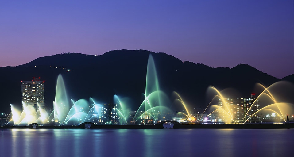 ｢びわこ花噴水｣滋賀, 琵琶湖, 大津港 -- Japan Travel Bureau/Photolibrary &copy; (Bing Japan)