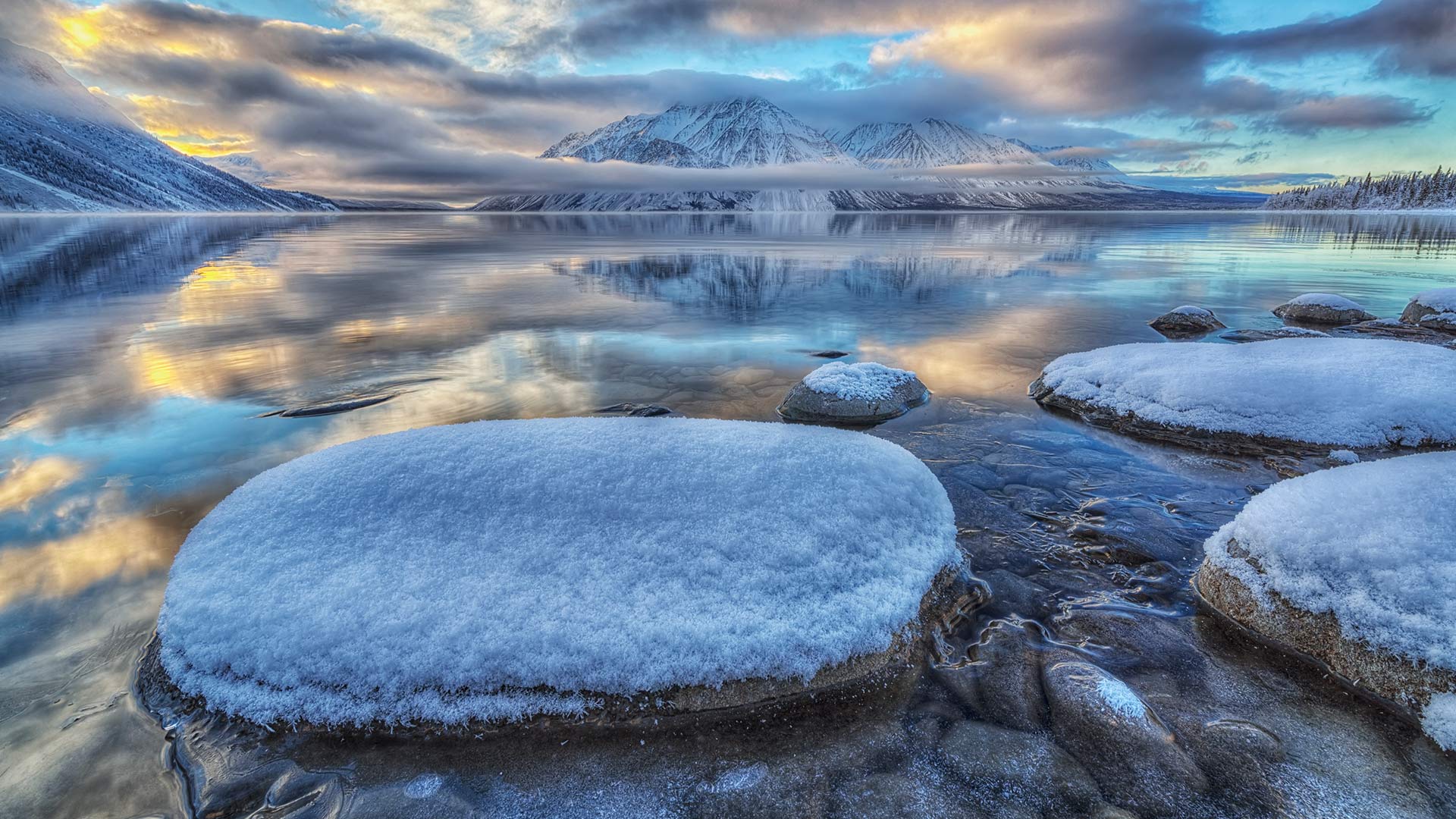 Kathleen Lake and Mount Worthington in Kluane National Park, Yukon (© plainpicture/Design Pics/Robert Postma)(Bing Canada)