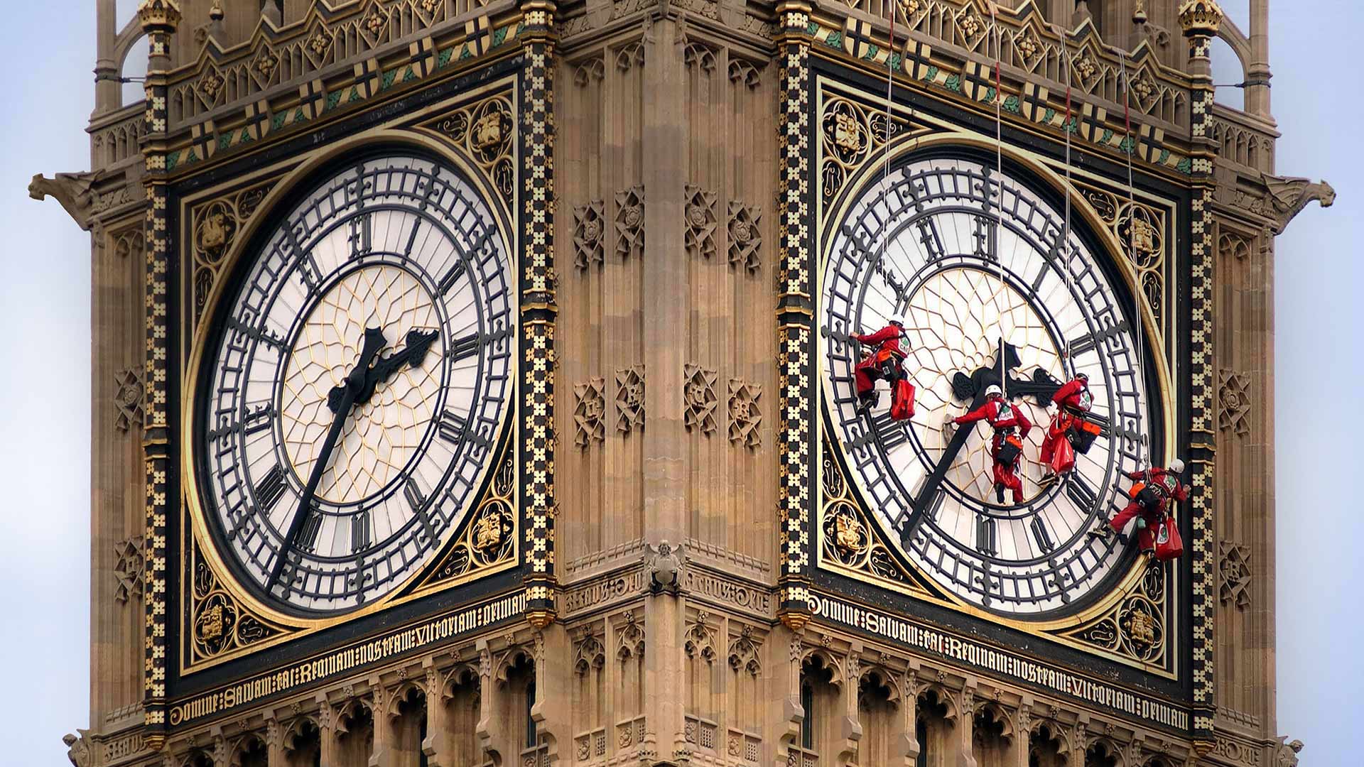 Workers cleaning the clock face of Big Ben in London, England (© Reuters)(Bing Canada)