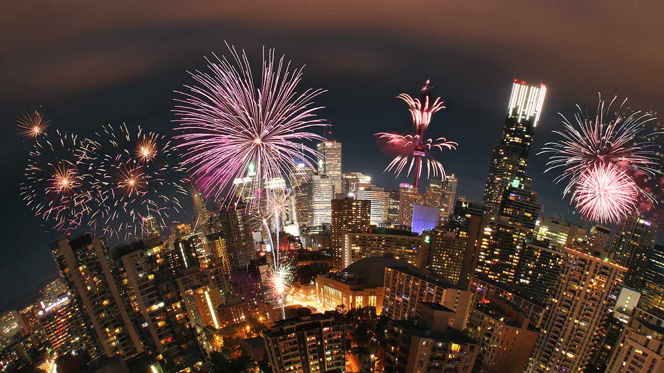 Fireworks over downtown Toronto on Canada Day (© Katrin Ray Shumakov/Getty Images)(Bing Canada)