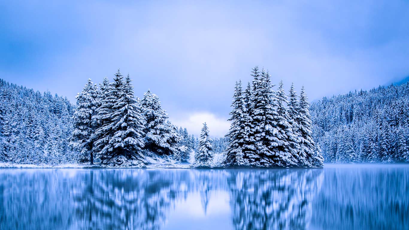 Two Jack Lake in Banff National Park, Alberta, Canada (© Aurora Photos/Offset by Shutterstock)(Bing United Kingdom)