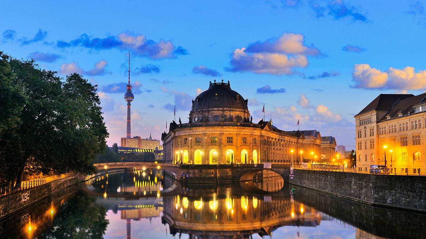 Bode-Museum und Monbijoubrücke, Museumsinsel, Berlin, Deutschland (© SIME/eStock Photo)(Bing Deutschland)