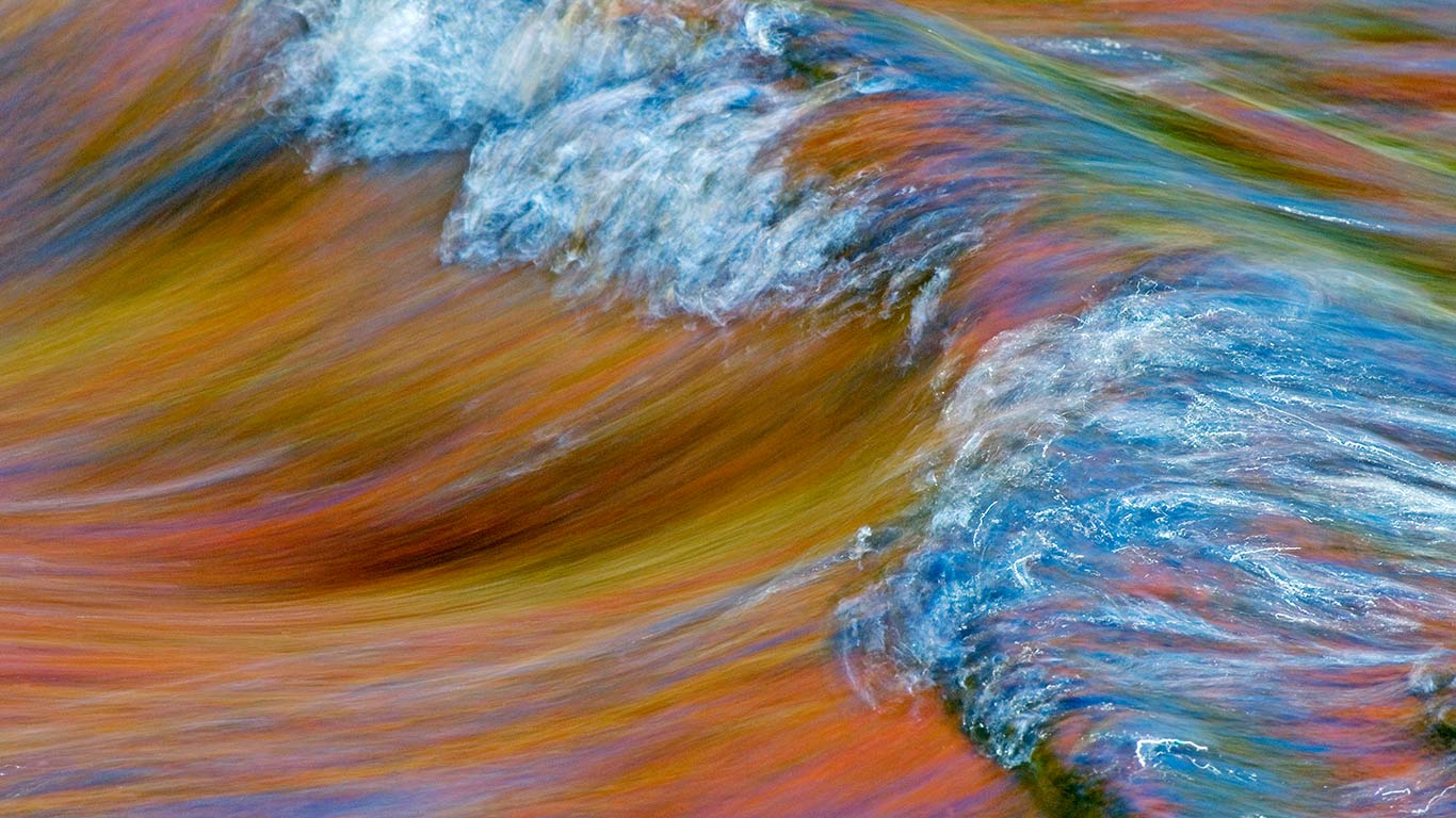 Autumn foliage colours reflect on rapids in Rivière-du-Nord, Quebec (© Gilles Delisle/Jaynes Gallery/DanitaDelimont.com)(Bing Canada)