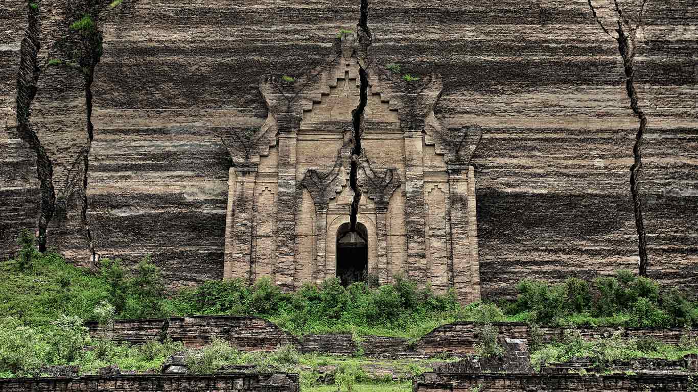 Mingun Pahtodawgyi ruins, Mingun, Burma (© David Santiago Garcia/Aurora Photos)(Bing United Kingdom)