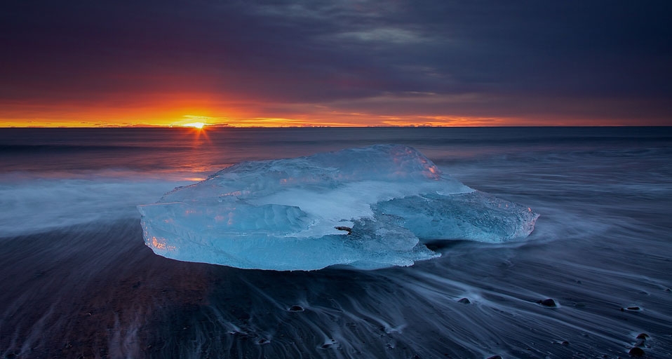 Sunrise on the beach at Jökulsárlón in Iceland -- Ivan Meljac &copy; (Bing United Kingdom)
