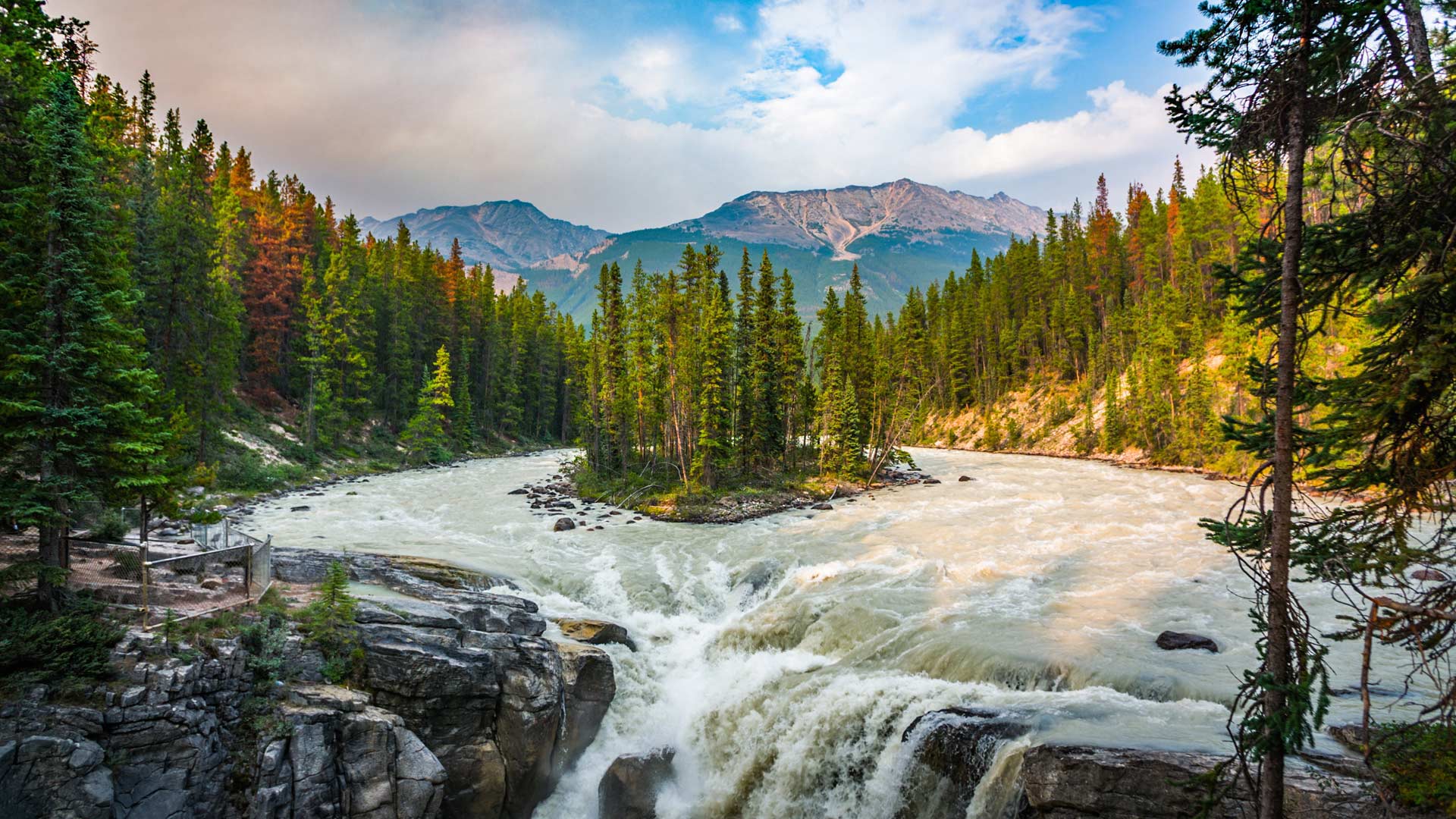 Sunwapta Falls in Jasper National Park, Canada (© Schroptschop/Getty Images)(Bing United Kingdom)