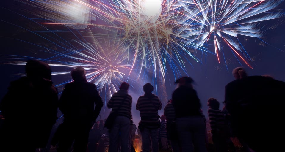 South Street Bonfire Society watching the Nevill Junior Bonfire display, Lewes, East Sussex (© Ian Cumming/Axiom Photographic Agency) &copy; (Bing United Kingdom)