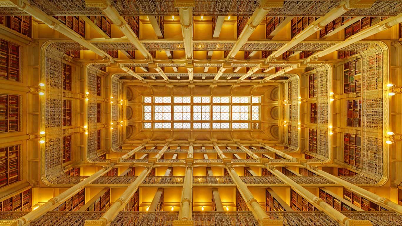 乔治皮博迪图书馆，美国马里兰州巴尔的摩市 (© Matthew Petroff/500px)(Bing China)