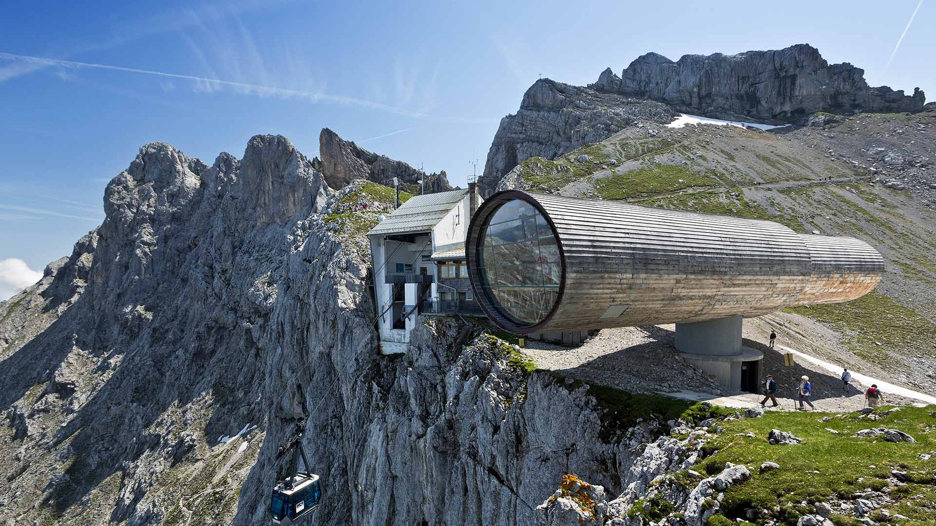 Natur-Informationszentrum Bergwelt Karwendel mit der Bergstation der Karwendelbahn und der Westlichen Karwendelspitze, Mittenwald, Bayern (© Reinhard Schmid/Huber/eStock Photo)(Bing Deutschland)