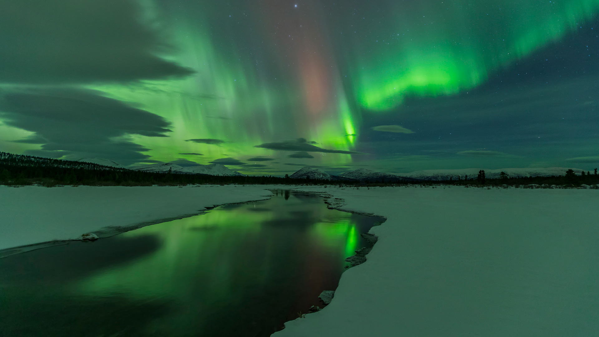 Northern Lights over open water in winter near Whitehorse, Yukon (© plainpicture/Design Pics/John Hyde)(Bing Canada)
