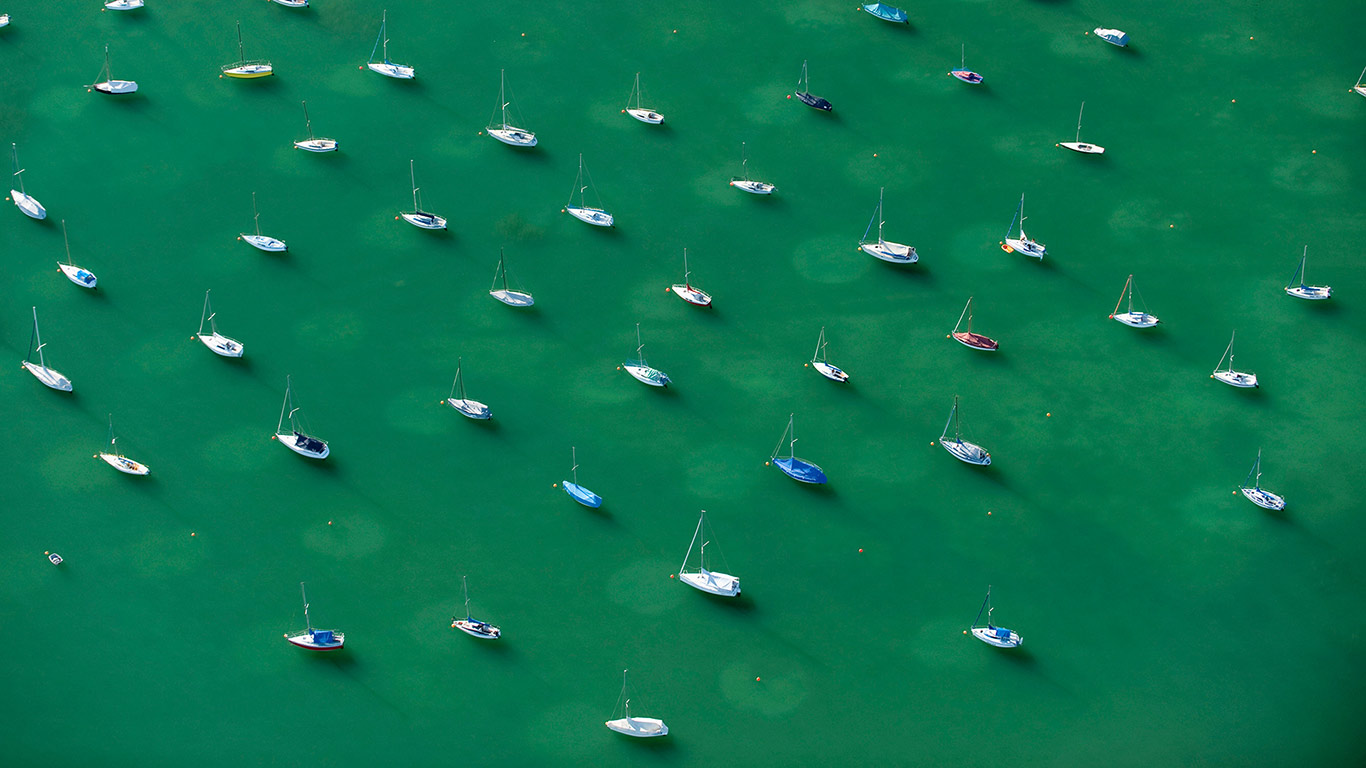 Ankernde Segelboote auf dem Bodensee, Friedrichshafen, Baden-Württemberg, Deutschland (© Holger Spiering/Westend61/Alamy Stock Photo)(Bing Deutschland)