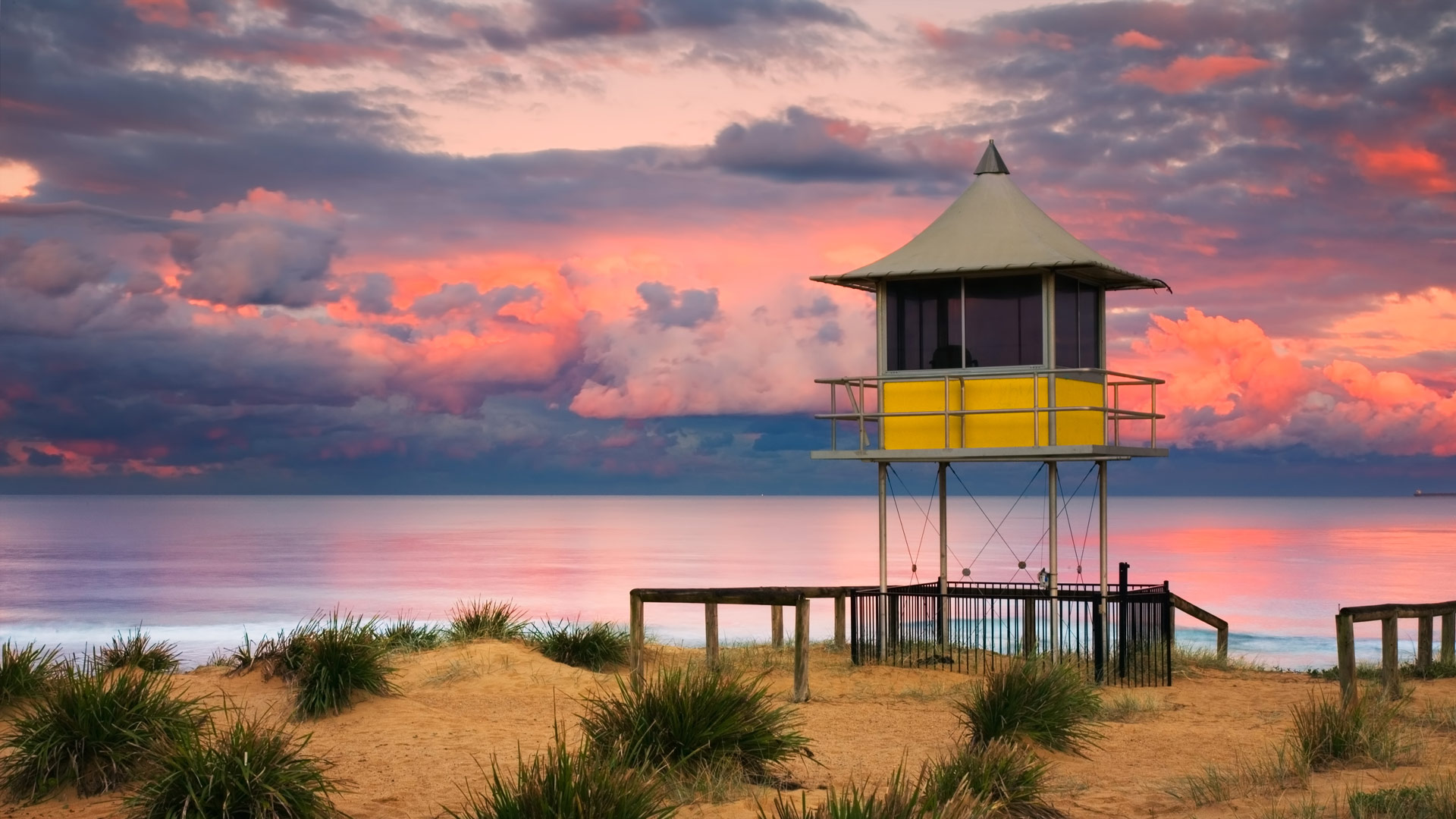 Lifeguard shack at sunset on The Entrance beach, Central Coast, New South Wales, Australia (© Yury Prokopenko/Getty Images)(Bing United Kingdom)