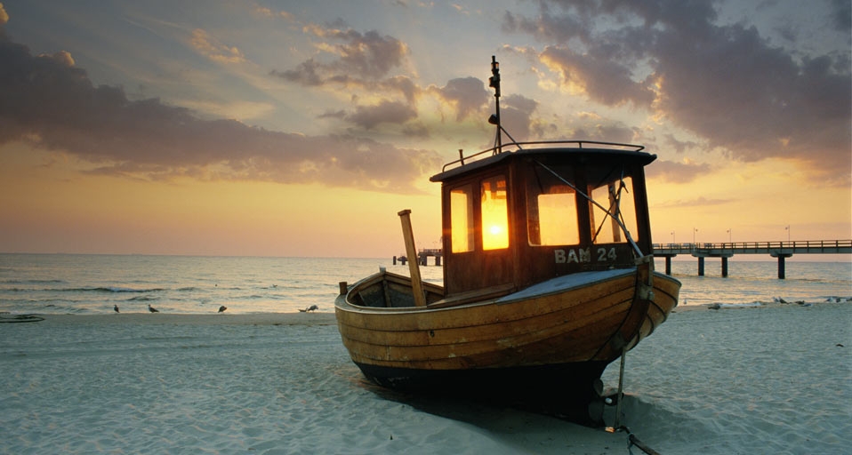 Fischerboot am Strand von Bansin auf der Insel Usedom, Mecklenburg-Vorpommern (© Jorg Greuel/Riser/Getty Images) &copy; (Bing Germany)