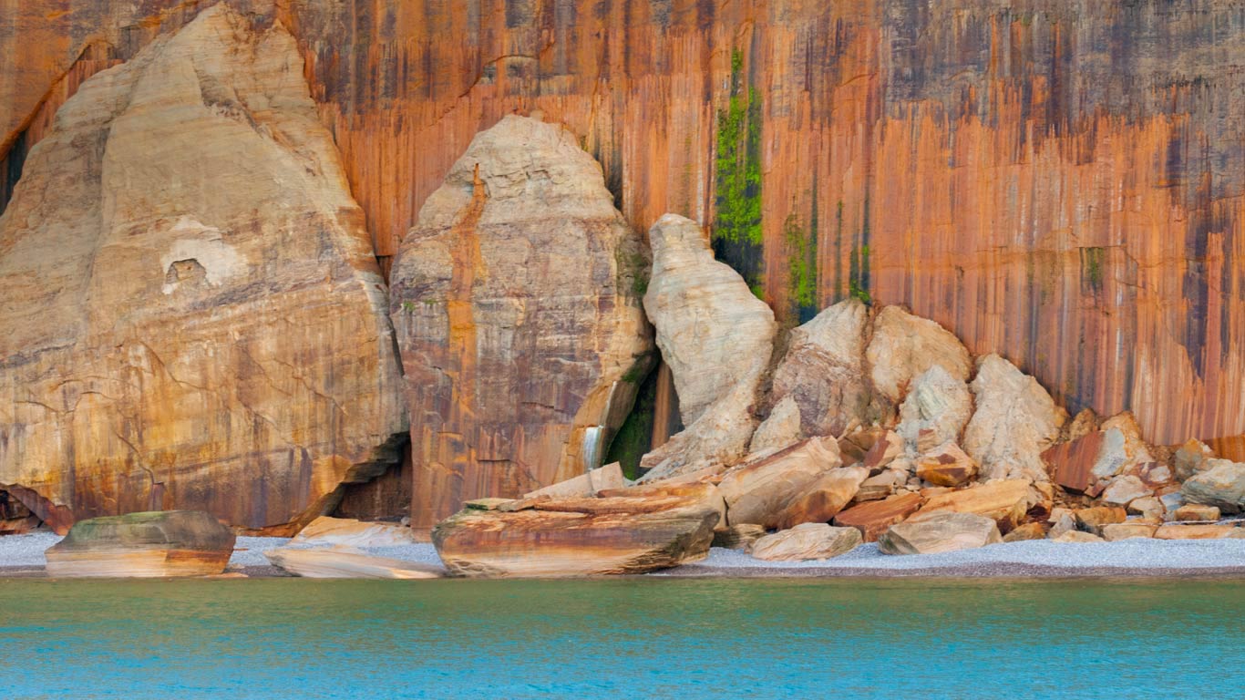 Pictured Rocks National Lakeshore, Michigan, USA (© Steve Gettle/Minden Pictures)(Bing United Kingdom)