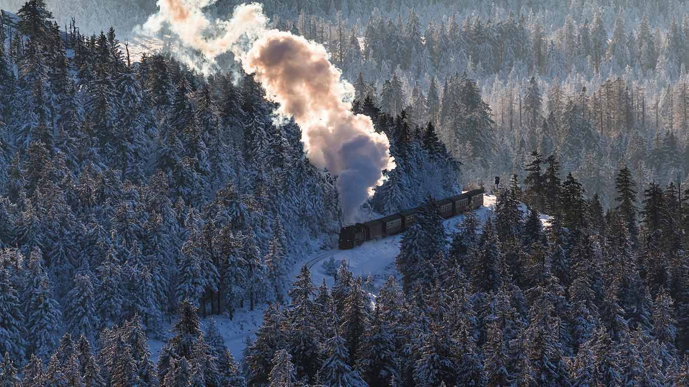 Blick vom Brocken auf einen Zug der Brockenbahn im Winter, Sachsen-Anhalt, Deutschland (© GS/Gallery Stock)(Bing Deutschland)