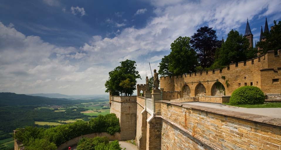 Burg Hohenzollern zwischen Hechingen und Bisingen , Baden-Württemberg, Deutschland – Walter Bibikow/JAI/Corbis &copy; (Bing Germany)
