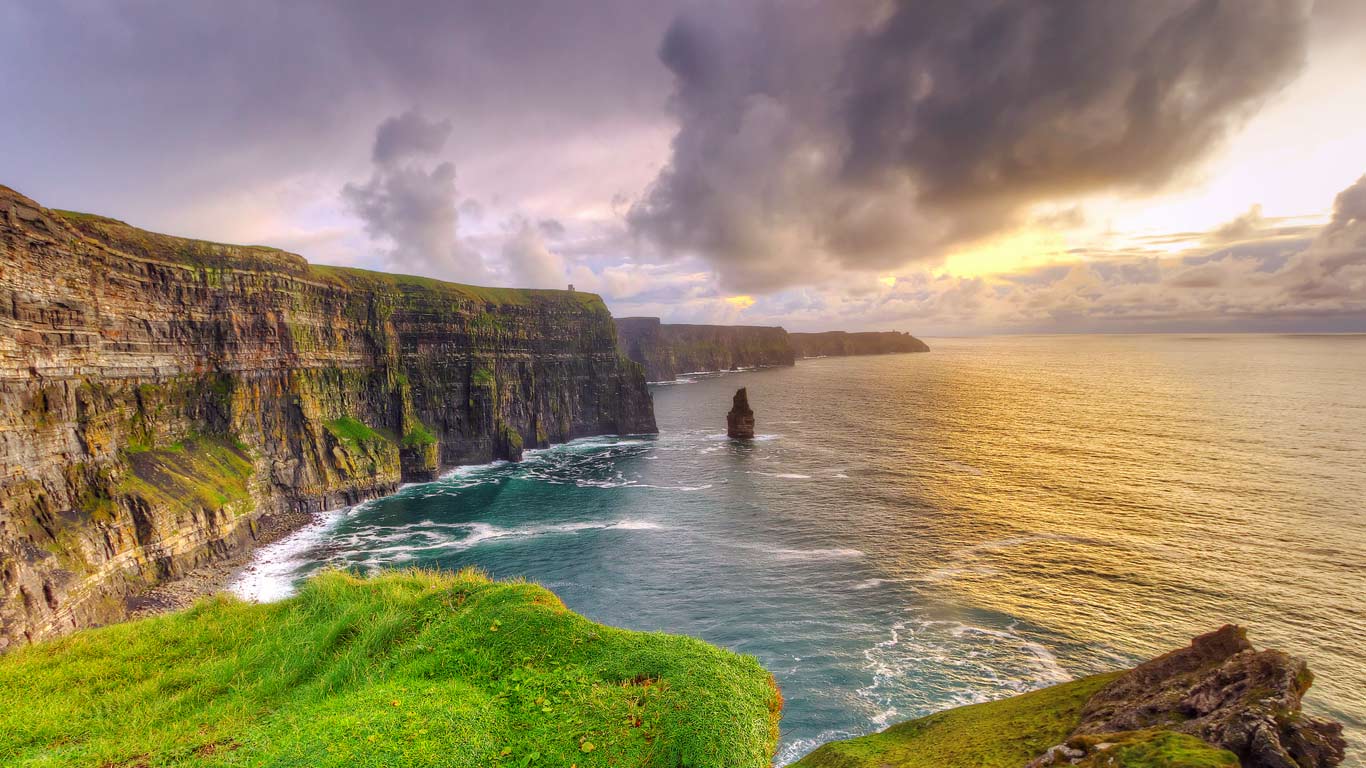 Cliffs of Moher at sunset, County Clare, Ireland (© Patryk Kosmider/Shutterstock)(Bing United Kingdom)