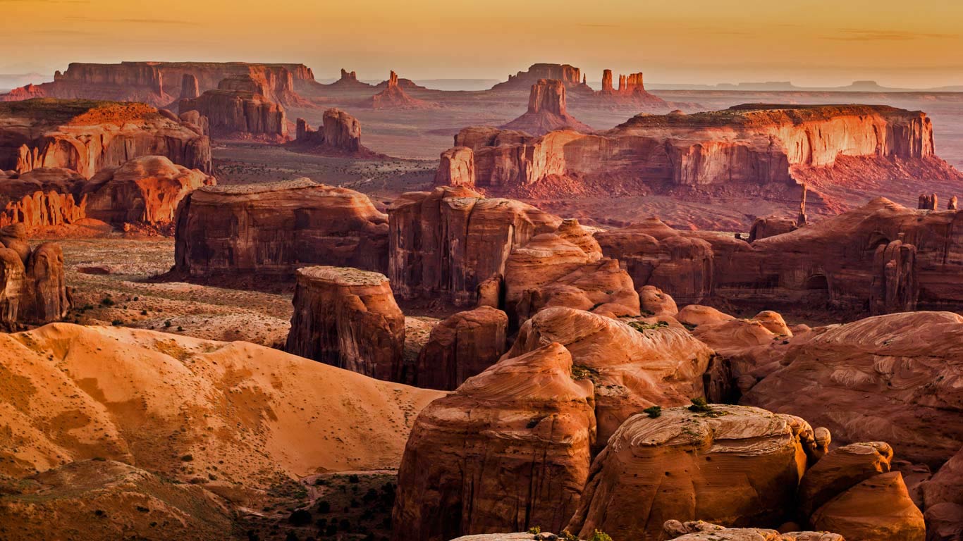 Monument Valley in Arizona and Utah (© Ronnybas/Shutterstock)(Bing United Kingdom)