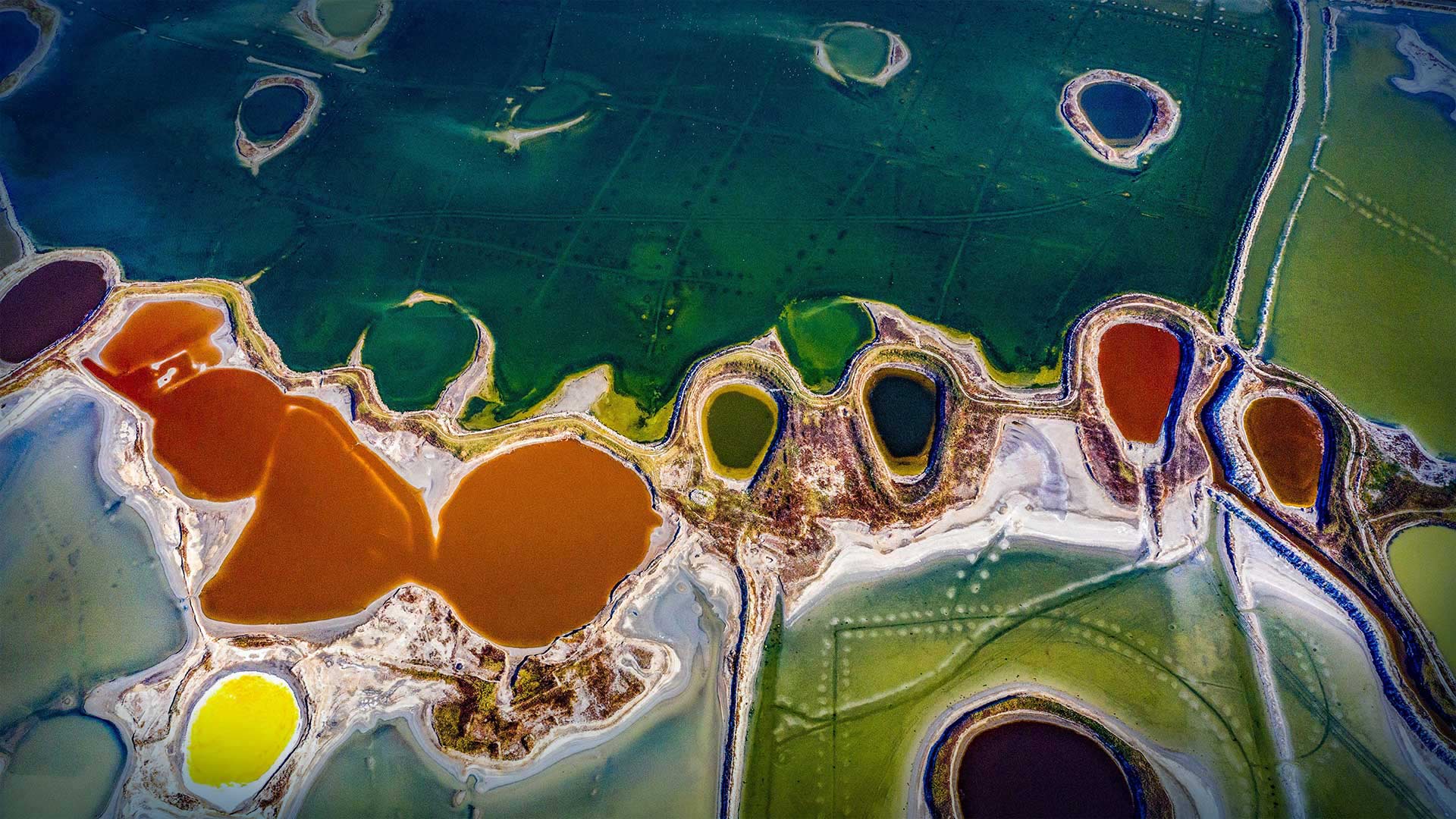 Yuncheng Salt Lake in Yuncheng, Shanxi Province, China (© Xinhua/Alamy)(Bing United Kingdom)