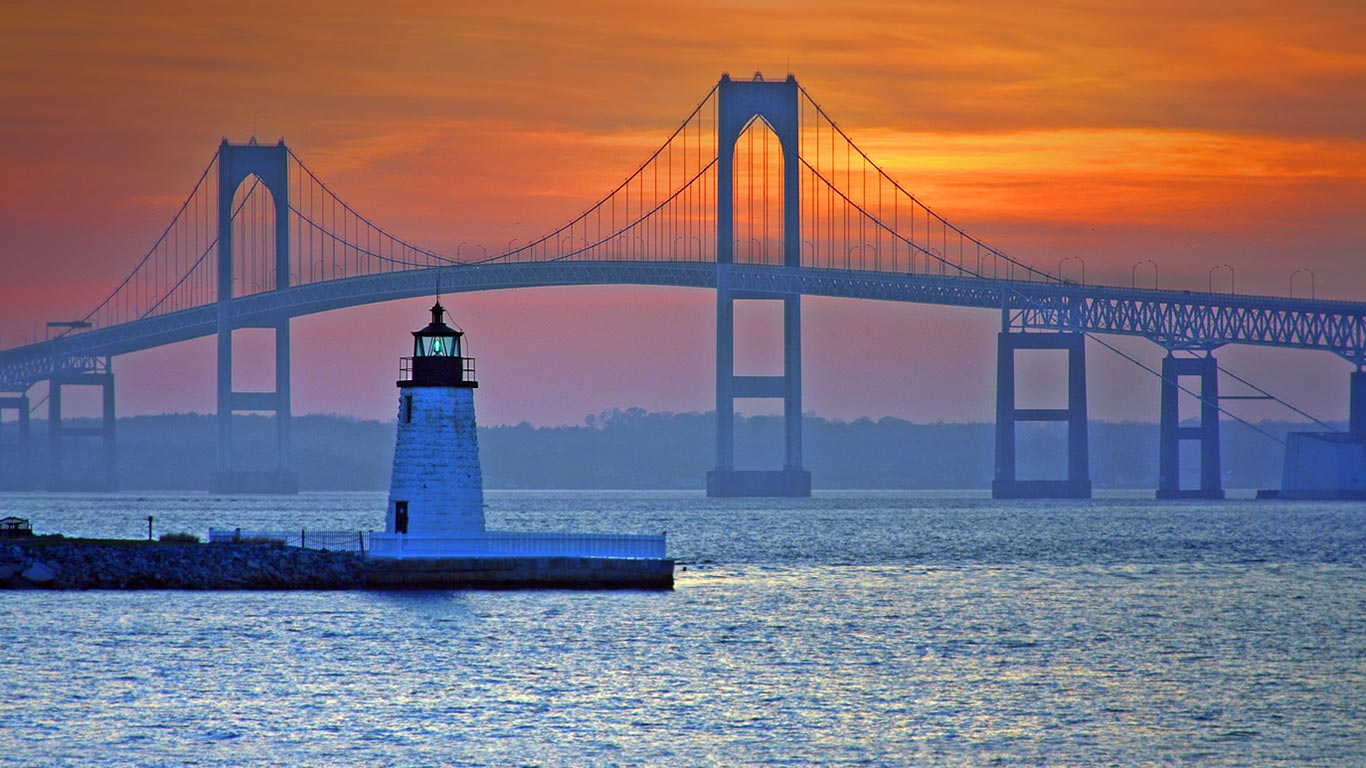 Claiborne Pell Newport Bridge and Newport Harbor Light in Newport, Rhode Island (© Denis Tangney Jr./Getty Images)(Bing United Kingdom)