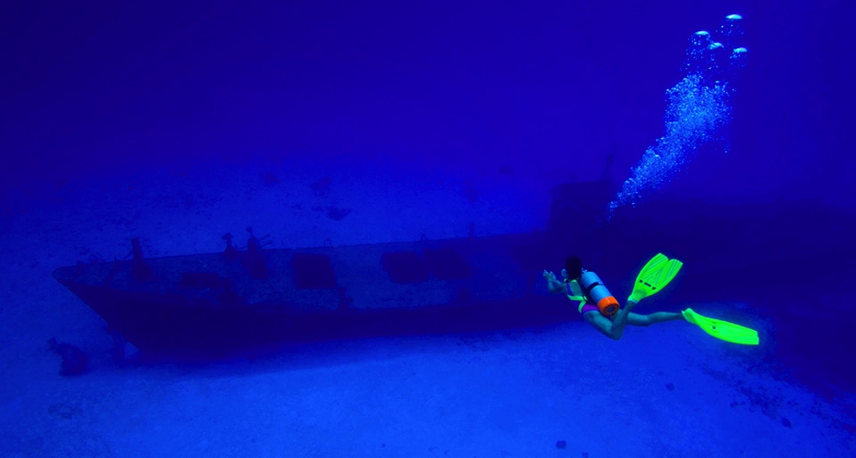 Diver at Wreck Seven Screws, Pacific Ocean, Northern Mariana Islands - Tim Rock/Photolibrary &copy; (Bing United Kingdom)