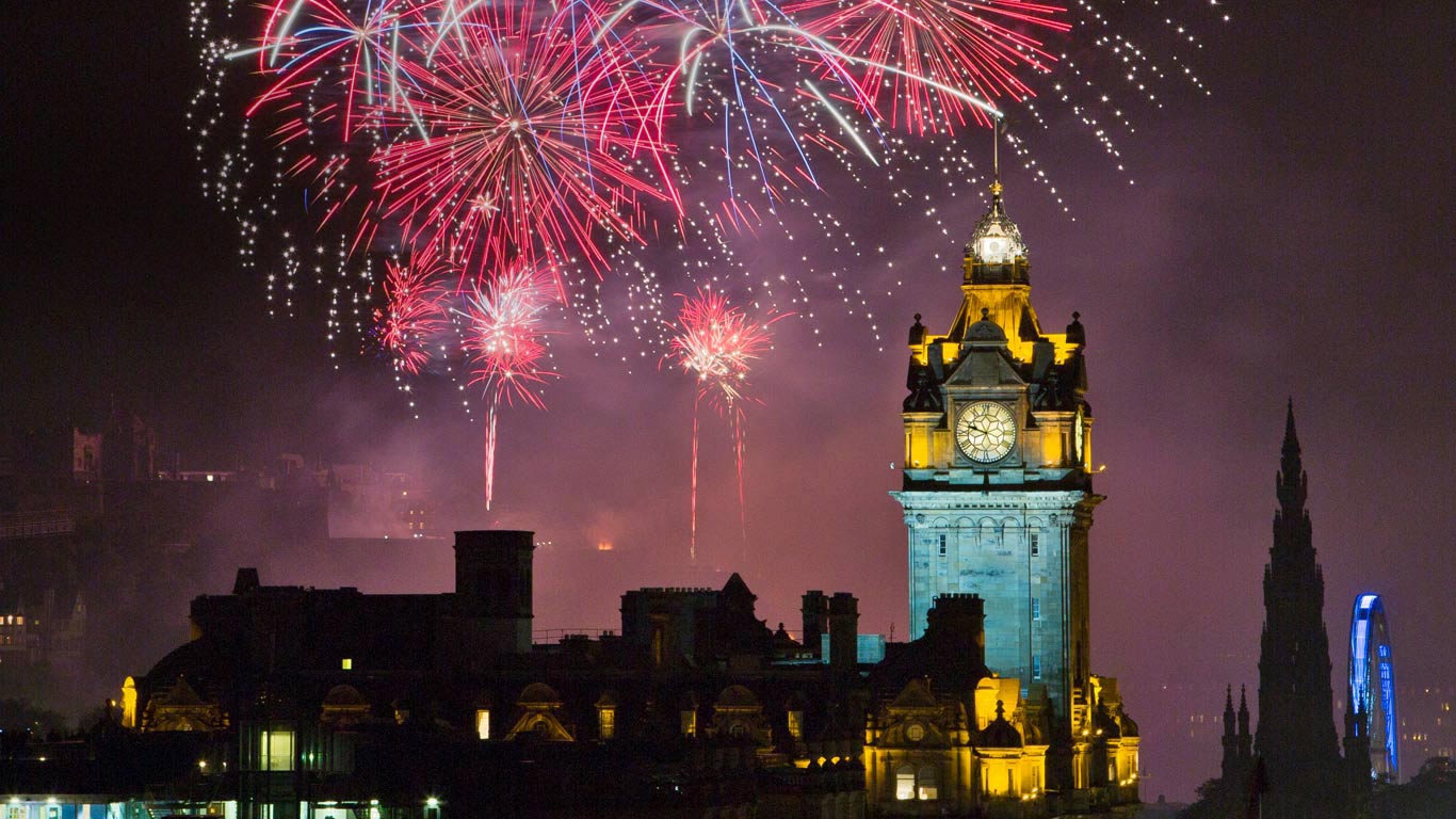 ｢エディンバラ・フェスティバルの花火｣イギリス, エディンバラ (© Kevin Carr/Getty Images)(Bing Japan)