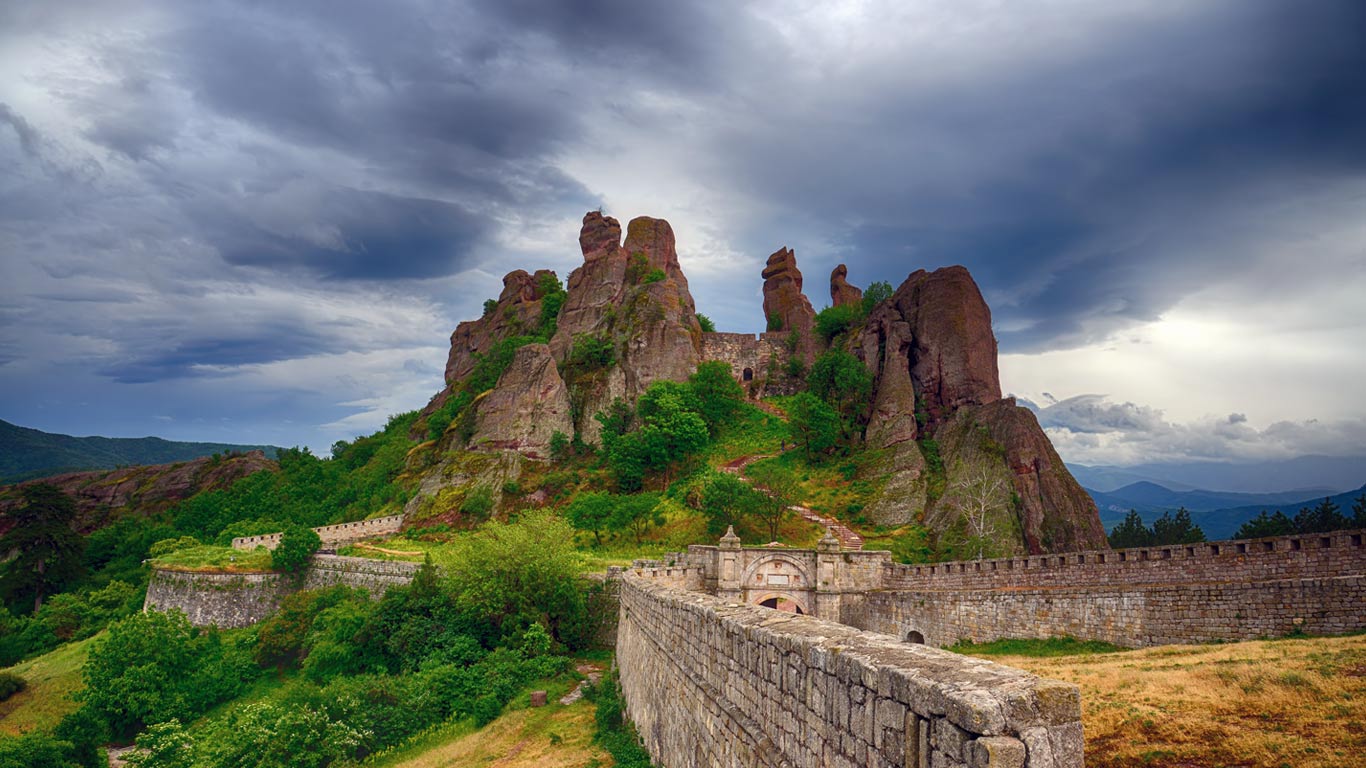Belogradchik Fortress and the Belogradchik rocks, Bulgaria (© 2bears/Shutterstock)(Bing Canada)