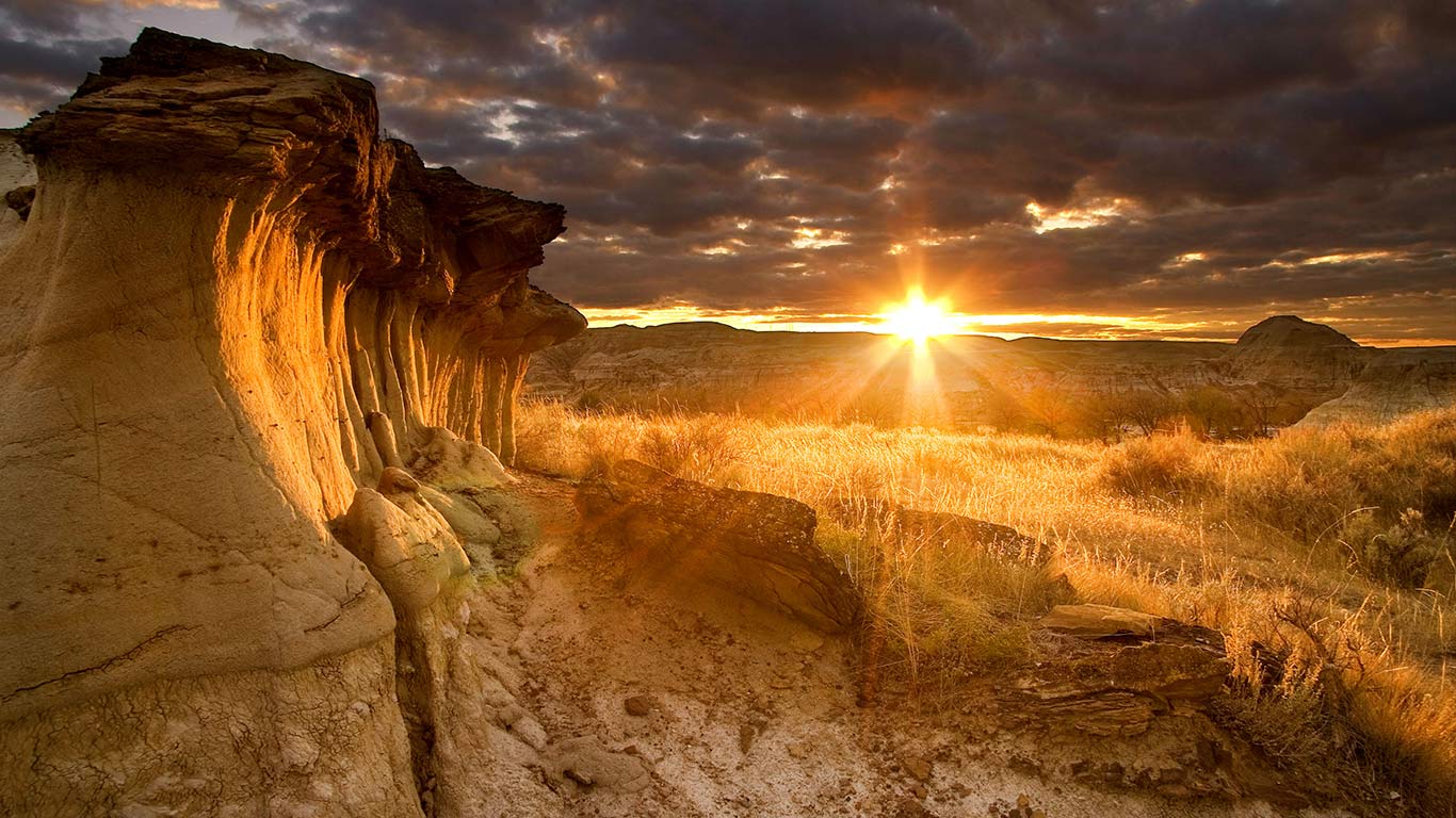 Hoodoos at Sunset in Dinosaur Provincial Park, Alberta (© Eryk Jaegermann/Design Pics/Corbis)(Bing Canada)