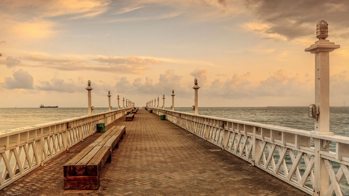 A pier goes through the ocean in Iracema beach, Fortaleza city, Ceará state, Brazil (© SIME/eStock Photo)(Bing United Kingdom)