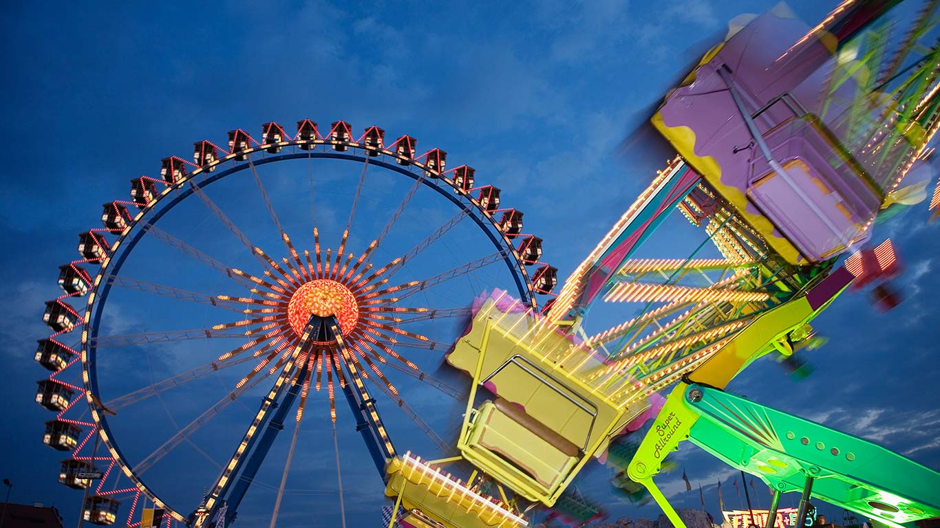 Fahrgeschäfte auf dem Oktoberfest, München, Bayern, Deutschland (© FEST/RelaXimages/age fotostock)(Bing Deutschland)