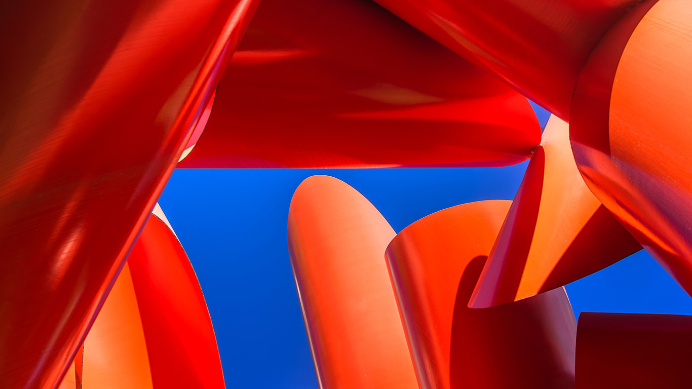 ‘Olympic Iliad’ sculpture by Alexander Liberman, located in Seattle, Washington, USA (© Muralee Raghavan)(Bing Canada)