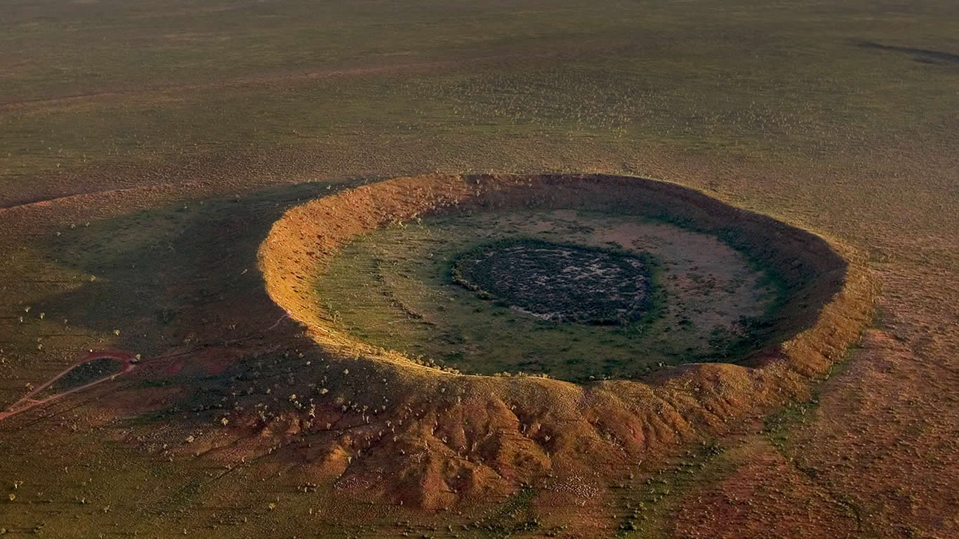 Wolfe-Creek-Krater in der Nähe von Halls Creek, Bundesstaat Western Australia, Australien (© Randy Olson/National Geographic Creative/Getty Images)(Bing Deutschland)