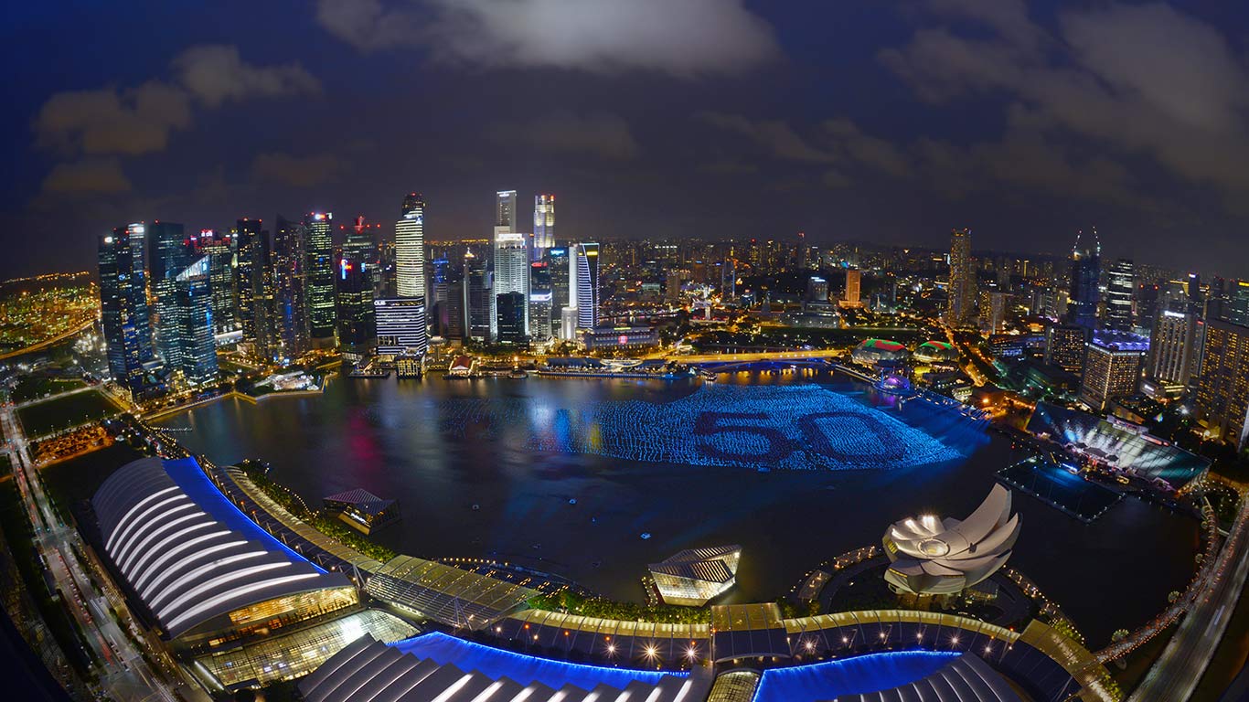 ｢50周年記念のマリーナ・ベイ｣シンガポール (© Then Chih Wey/Xinhua/Alamy)(Bing Japan)