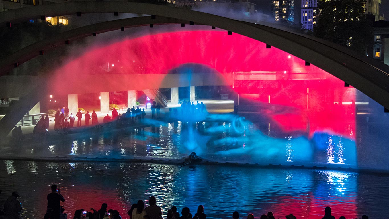 Pneuma by artist Floria Sigismondi at Nathan Phillips Square, Toronto (© Torontonian/Alamy Stock Photo)(Bing Canada)