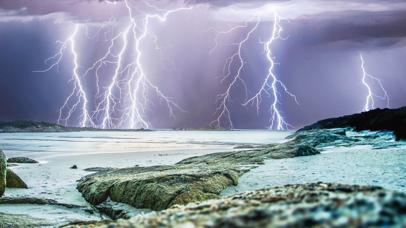 Lightning north of Perth, Western Australia (© Craig Eccles/Solent News/Rex Features)(Bing Australia)