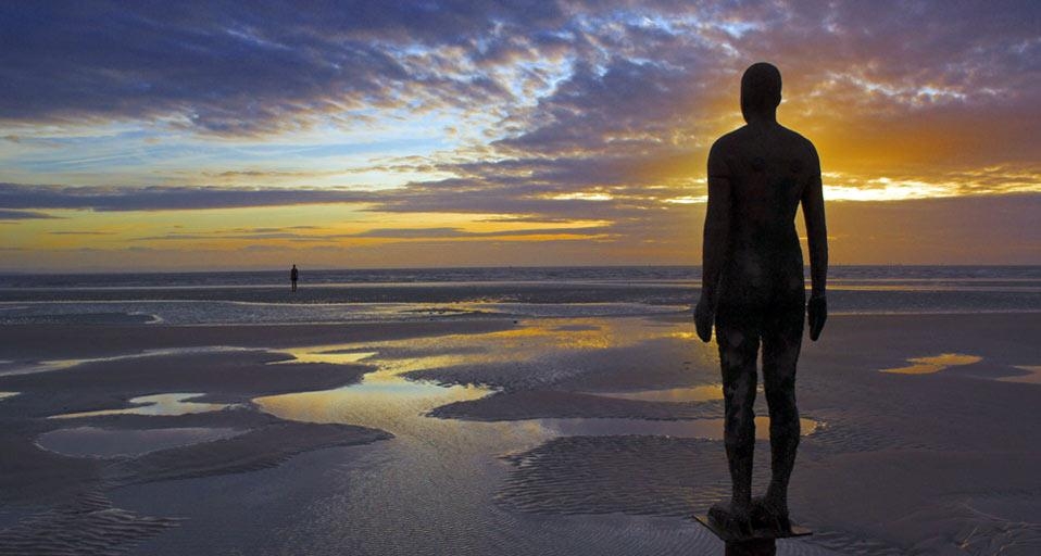 “Another Place” statues by artist Antony Gormley on Crosby Beach, Merseyside, England (© Neale Clarke/age fotostock) &copy; (Bing Canada)