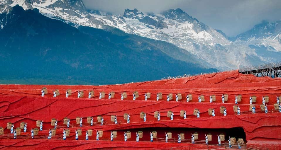 Folk dance performance in front of Jade Dragon Snow Mountain in Lijiang, Yunnan, China (© Bob Krist/Corbis) &copy; (Bing United Kingdom)