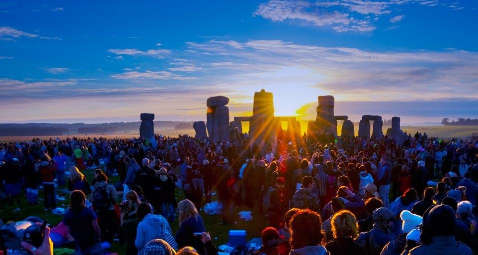 Sunrise during the summer solstice at Stonehenge, England (© Alan Copson/Corbis) &copy; (Bing United Kingdom)