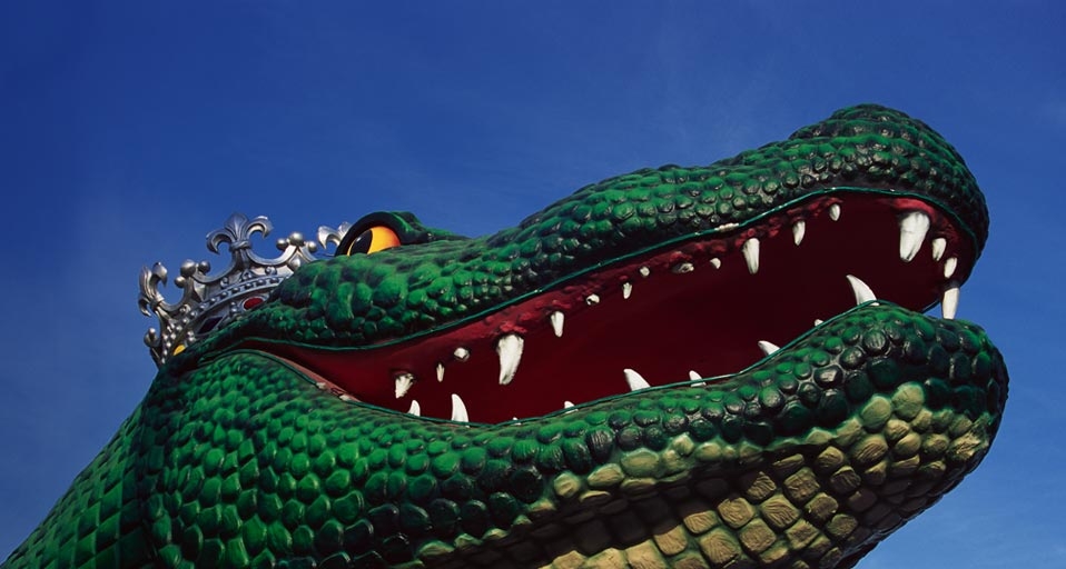 Alligator float during the Mardi Gras celebration in New Orleans, Louisiana -- Richard Cummins/Corbis &copy; (Bing Canada)