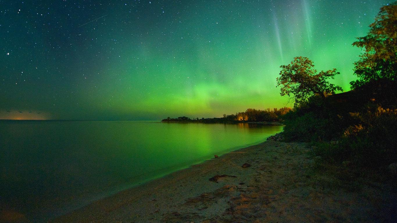 An aurora borealis shines over Laurentian Beach, on the eastern shore of Lake Manitoba, in the wee hours of August 6th, 2010. (© Federico Buchbinder/Flickr/Getty Images)(Bing Canada)