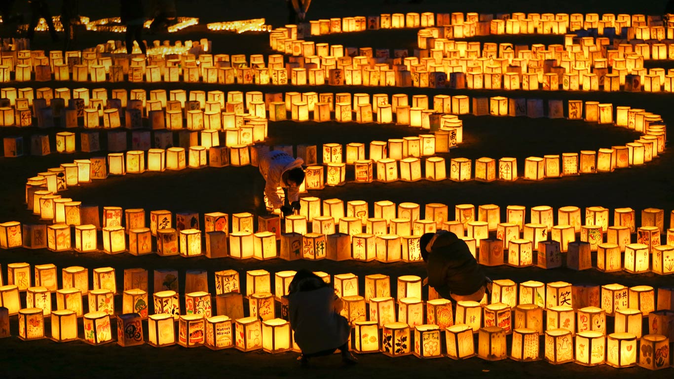 ｢追悼の絵灯篭｣宮城県, 名取市 (© KIMIMASA MAYAMA/Corbis)(Bing Japan)