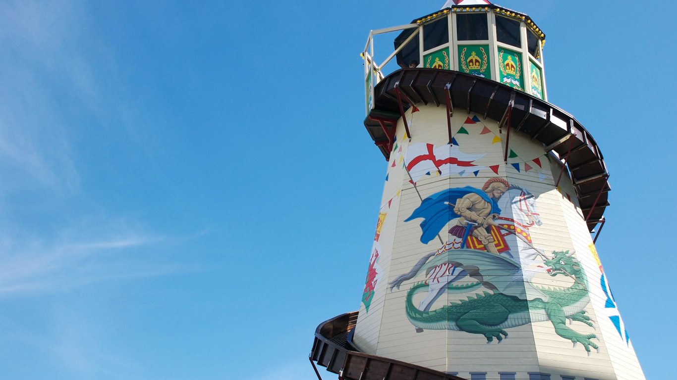 A helter skelter ride decorated with St George and the Dragon in Plymouth, Devon (© Silverport Pictures/Alamy)(Bing United Kingdom)