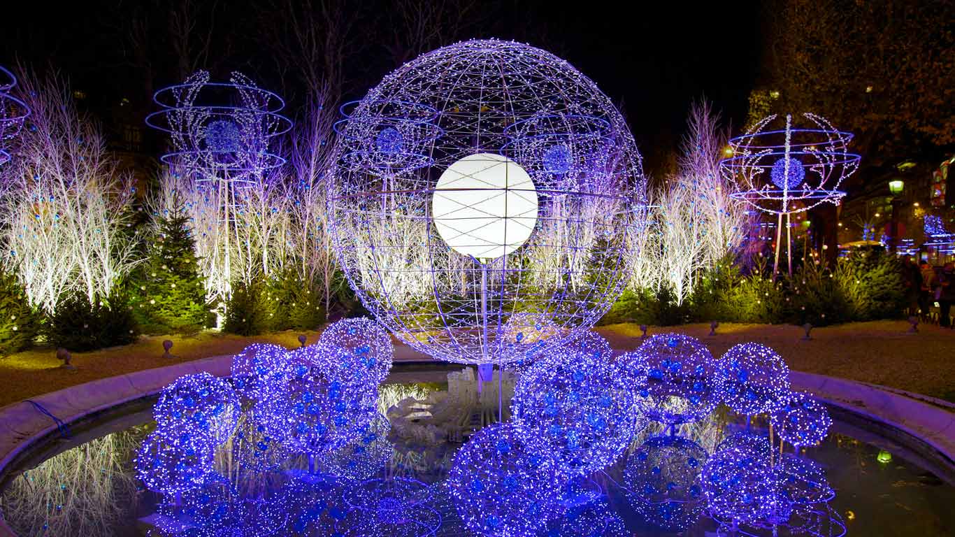Christmas decorations on the Avenue des Champs-Élysées, Paris, France (© Neil Farrin/Rex Features)(Bing United Kingdom)