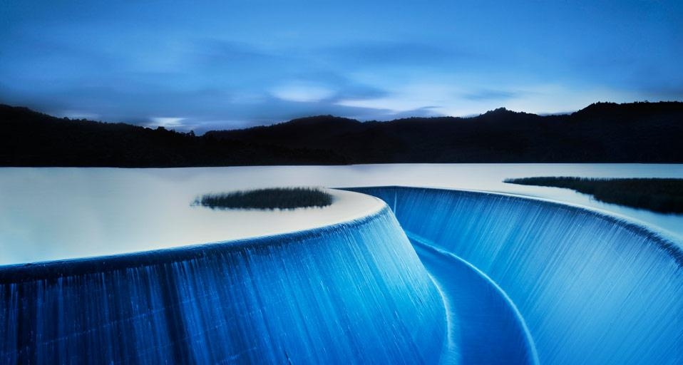 Overflow from Lower Nihotupu Reservoir near Auckland, New Zealand (© Robin Bush/Getty Images) &copy; (Bing United Kingdom)