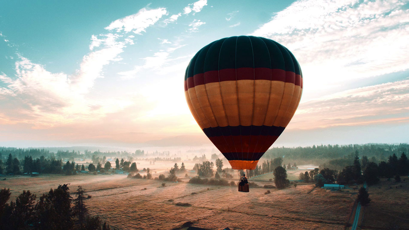 Hot air balloon over Auburn, Washington (© Taliesin Black-Brown and Ben Cowan/Nimia)(Bing Canada)