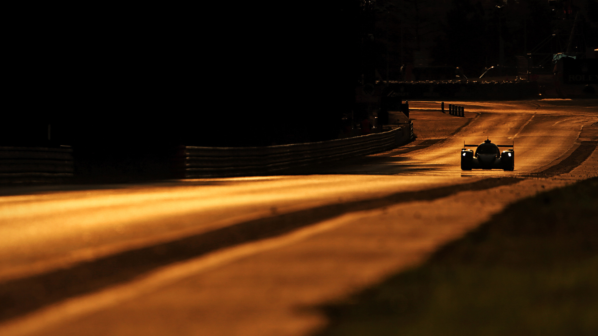 Action au lever du soleil sur le Circuit des 24h en septembre 2020 au Mans (© Photo by James Moy Photography/Getty Images)(Bing France)