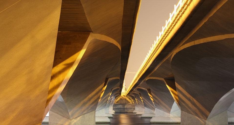Esplanade Bridge over Marina Bay, Singapore (© yeowatzup/Getty Images) &copy; (Bing United Kingdom)